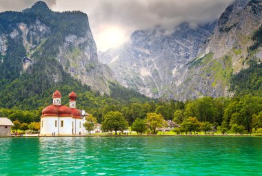 Ünlü St Bartholoma Kilisesi ile dağ gölü Konigsee, Bavyera, Almanya
