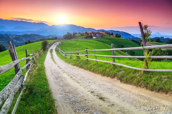 Wspaniałych wiejskich krajobrazów w pobliżu Bran Siedmiogrodzie, w Rumunii, Europa — Zdjęcie stockowe
