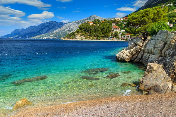 Mooie baai en het strand, Brela, Dalmatië regio, Kroatië, Europa — Stockfoto