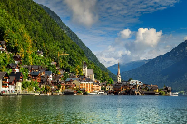 Vackra historiska byn med alpine lake, Hallstatt, Salzkammergut-regionen, Österrike — Stockfoto