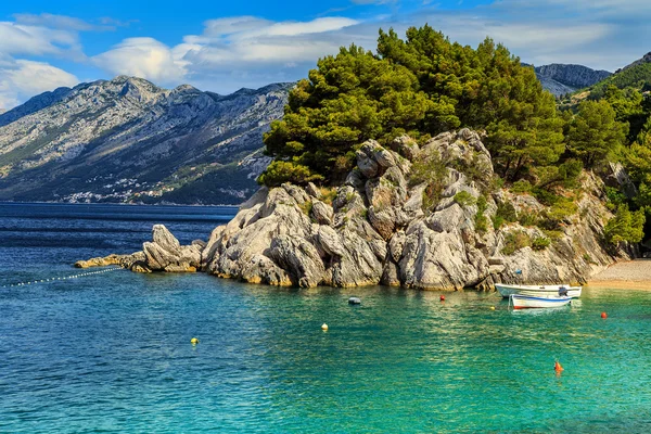 Baía bonita e praia com lanchas, Brela, região da Dalmácia, Croácia, Europa — Fotografia de Stock