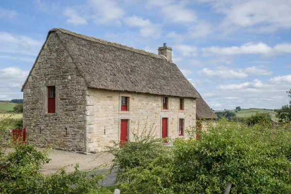 Cottage di pietra inglese con un tetto di paglia — Foto Stock