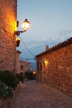 Küçük bir İspanyol şehrin akşam sokak