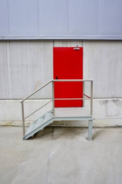 Binada metalik kırmızı kapı, Bilbao şehrinde mimari, İspanya 