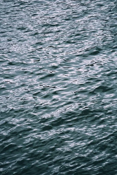 水の反射青の抽象的な背景 — ストック写真