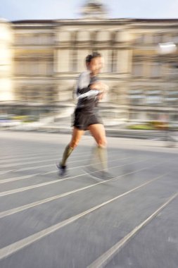                 İspanya Bilbao şehrinde sokakta koşan                