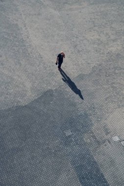                      İspanya 'nın Bilbao şehrini gezen bir turist.           
