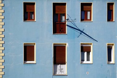     Evin mavi cephesinde pencere, Bilbao şehrinde mimari, İspanya                           
