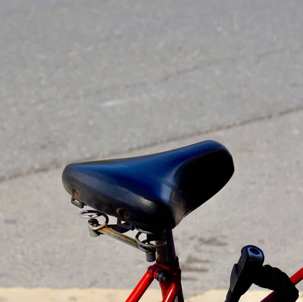 Schwarzer Fahrradsitz Verkehrsmittel — Stockfoto
