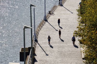                                 İspanya 'nın Bilbao şehrini gezen bir turist. 