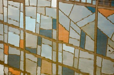                  Sudaki soyut yansıma               