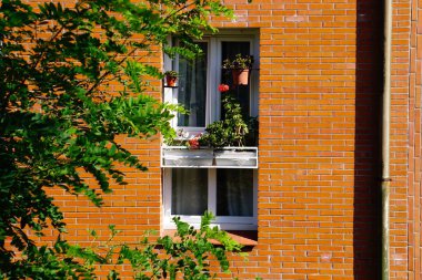                Evin turuncu cephesinde pencere, Bilbao şehrinde mimari, İspanya                 