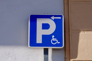                İspanya Bilbao şehrinde tekerlekli sandalye trafik ışığı                