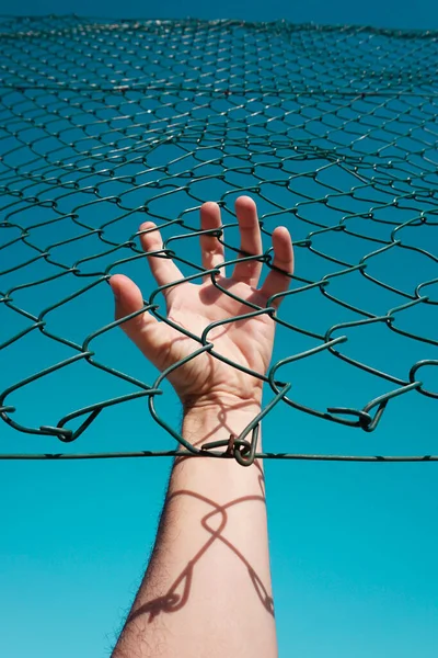 Hand Mit Schattenformen Greift Nach Einem Metallischen Zaun — Stockfoto
