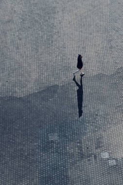             İspanya 'nın Bilbao şehrinde insanlar sokakta yürüyorlar.                    