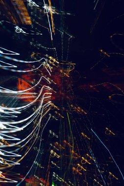                 Geceleyin çok renkli odağını kaybetmiş ışıklar, soyut bir arka plan.                