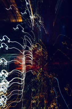                 Geceleyin çok renkli odağını kaybetmiş ışıklar, soyut bir arka plan.                