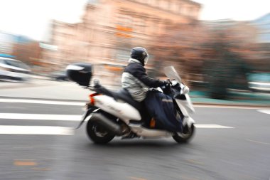                 İspanya 'nın Bilbao şehrinde caddede motosiklet taşıma modu                