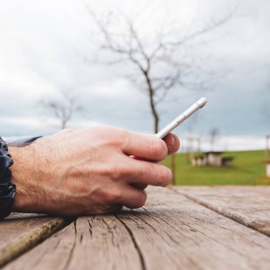 Adam akıllı telefon kullanıyor, mobil bağımlılık yapıyor. 