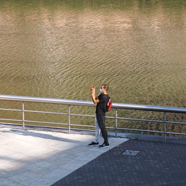  İspanya 'nın Bilbao şehrinde fotoğraf çeken bir turist 