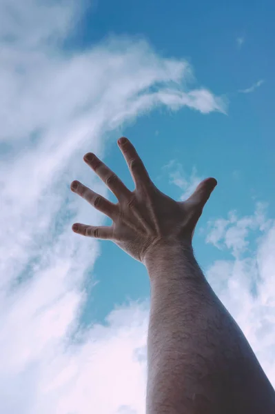 Homem Mão Gesticulando Sentindo Céu Azul — Fotografia de Stock