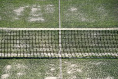              Eski terk edilmiş tenis kortu, spor ekipmanları                   
