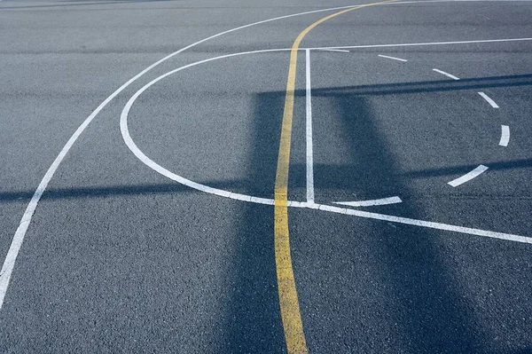 Basketbol sahasındaki gölgeler 