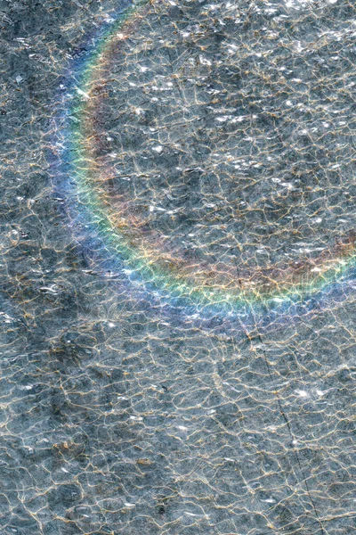 彩虹在水面反射 — 图库照片