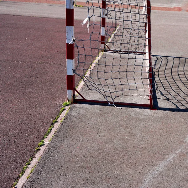 フィールド上のストリートサッカーのゴールスポーツ用具は — ストック写真