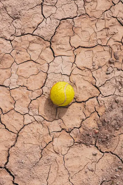 Κίτρινη Μπάλα Του Τένις Στο Έδαφος Της Ερήμου Υπερθέρμανση Του — Φωτογραφία Αρχείου