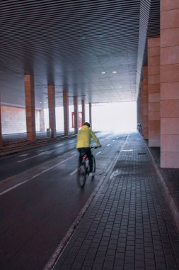 İspanya 'nın Bilbao şehrinde sokaktaki odaksız bisikletçi   