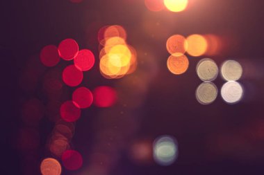 Geceleyin çok renkli sokak lambaları