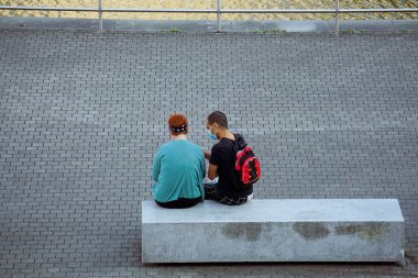 Sevgililer Günü 'nde İspanya' nın Bilbao şehrinde sokakta bir çift.