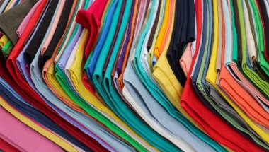 Kumaş pazarında bulunan kumaş ve kumaş örneklerine farklı renklerde yakından bakmak.