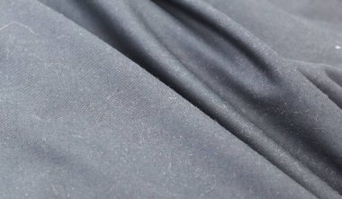 Kumaş pazarında bulunan kumaş ve kumaş örneklerine farklı renklerde yakından bakmak.