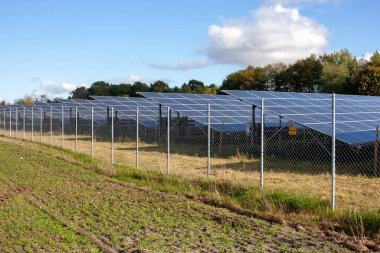 Kuzey Avrupa 'daki büyük bir parkta güneş modülleriyle temiz enerji üretiyor..