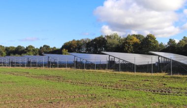 Kuzey Avrupa 'daki büyük bir parkta güneş modülleriyle temiz enerji üretiyor..