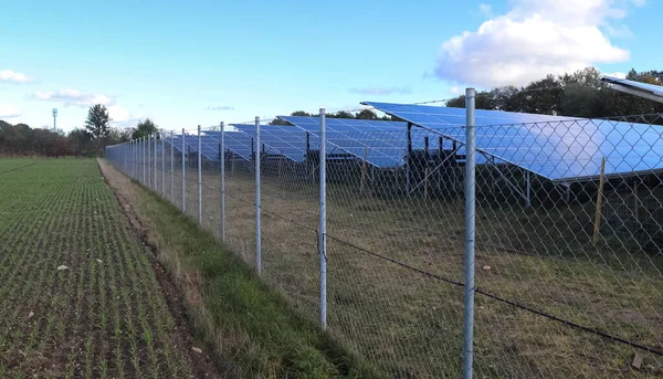 北ヨーロッパの大きな公園で太陽電池モジュールでクリーンエネルギーを発生させる — ストック写真