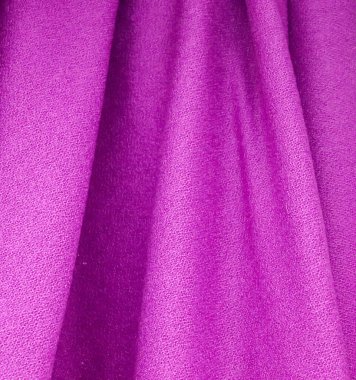 Kumaş pazarında bulunan kumaş ve kumaş örneklerine farklı renklerde yakından bakmak.