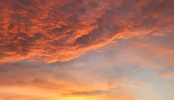 Wunderschönes Panorama Orangefarbener Und Gelber Wolken Bei Sonnenaufgang Und Sonnenuntergang — Stockfoto