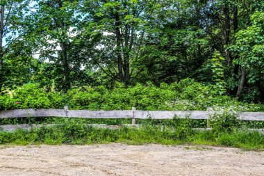 Güneşli bir günde tarım alanında güzel ahşap at çiti.