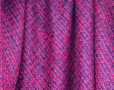 Kumaş pazarında bulunan kumaş ve kumaş örneklerine farklı renklerde yakından bakmak.