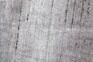 Kumaş pazarında bulunan kumaş ve kumaş örneklerine farklı renklerde yakından bakmak.