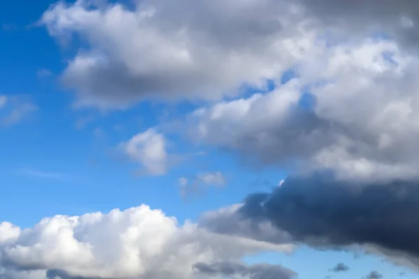 Panorama Formação Nuvens Misturadas Deslumbrante Céu Azul Profundo Verão — Fotografia de Stock