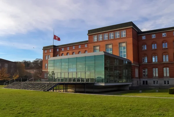 Kiel, Almanya - 15 Kasım 2020: Güneşli bir günde Kiel Almanya 'daki yerel parlamento binasında panoramik manzara