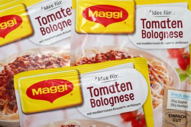 Nestle 'ın sahibi olduğu Spagetti Bolonez adlı Alman Maggi hazır eriştesi. Maggi, uluslararası bir çorba, stok, balık kübü, ketçap, sos, baharat ve hazır erişte markasıdır..