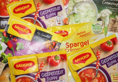Alman Maggi hazır sos paketleri, sahibi Nestle. Maggi, uluslararası bir çorba, stok, balık kübü, ketçap, sos, baharat ve hazır erişte markasıdır..
