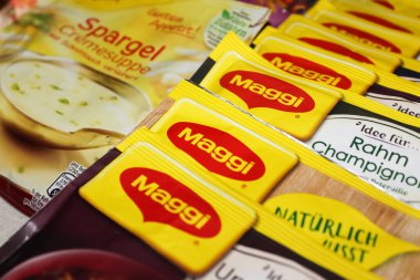 Alman Maggi hazır sos paketleri, sahibi Nestle. Maggi, uluslararası bir çorba, stok, balık kübü, ketçap, sos, baharat ve hazır erişte markasıdır..