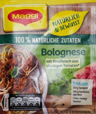 Alman Maggi ürünleri beyaz arka planda Nestle 'a ait. Maggi, uluslararası bir çorba, stok, balık kübü, ketçap, sos, baharat ve hazır erişte markasıdır..