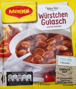 Alman Maggi ürünleri beyaz arka planda Nestle 'a ait. Maggi, uluslararası bir çorba, stok, balık kübü, ketçap, sos, baharat ve hazır erişte markasıdır..